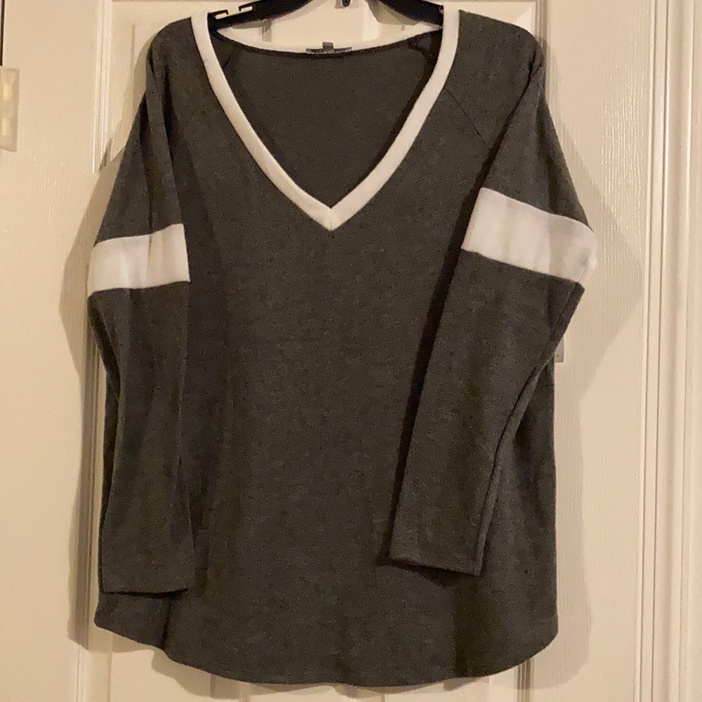 🟩🟩 Charlotte Russe V-neck Long-Sleeve Top (NWT)